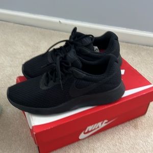 Nike Tanjon, women’s size 9